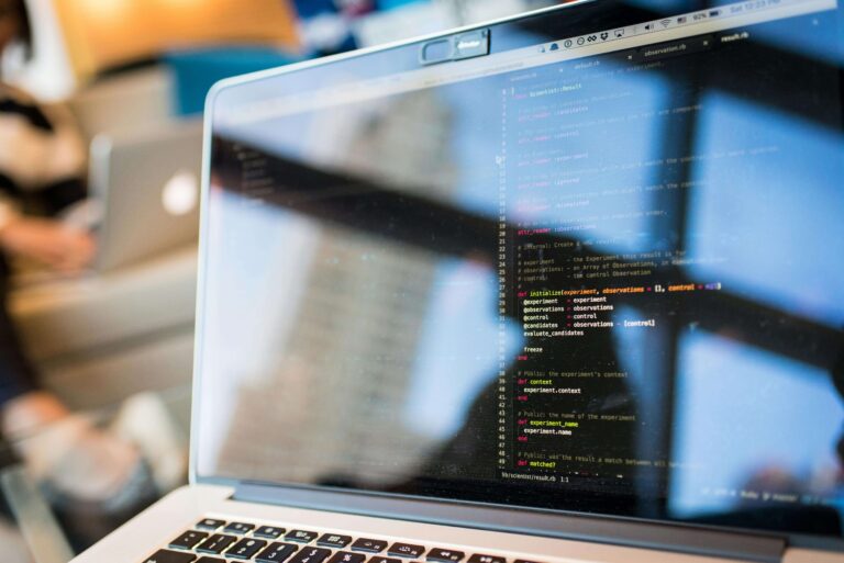 Ekran laptopa z kodem programistycznym, programowanie stron internetowych