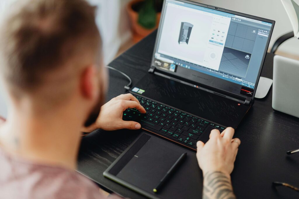 Osoba pracująca nad stroną internetową na laptopie