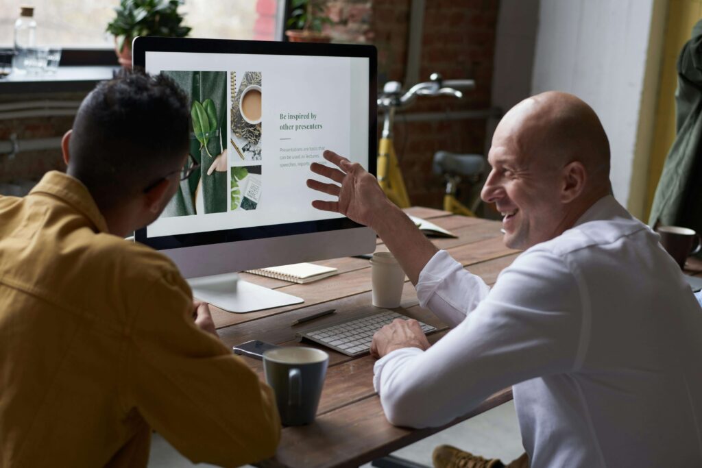 Dwie osoby omawiające strategię marketingową