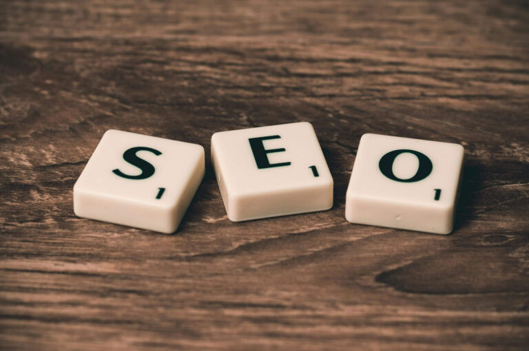 Drewniane kostki układające się w napis SEO, optymalizacja stron