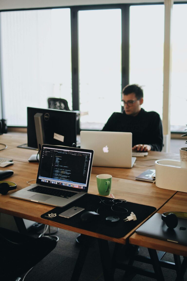 Zespół programistów pracujących nad projektami IT